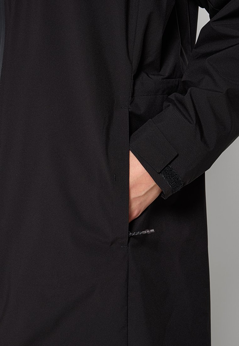 Schwarze wasserdichte Jacke mit glatter Textur, Reißverschluss und Seitentaschen. Verfügt über verstellbare Bündchen und ein lässiges Design.