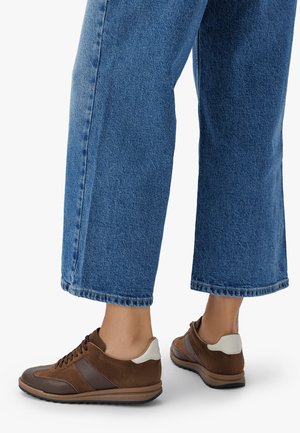Ruske sneakerit, joissa on yhdistelmä nahkaa ja samettia, teksturoitu muotoilu, pehmustettu pohja ja kontrastoiva vaalea yksityiskohta kantapäässä.