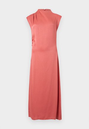 Κοραλί μακρύ φόρεμα χωρίς μανίκια με ψηλή λαιμόκοψη και διακριτικά πιέτες στον έναν ώμο, με πλαϊνή σχισμή σε μονόχρωμο φόντο.