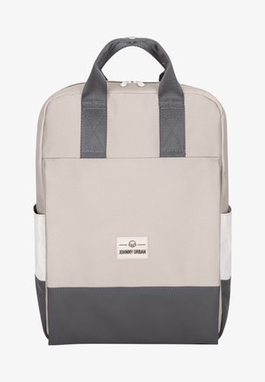 Világosszürke hátizsák sötétszürke aljjal, fehér oldalsó díszítéssel, dupla felső fogantyúkkal és elülső logóval. Simaszerkezetű anyag és strukturált forma.