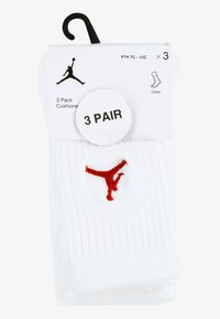 Pack de trois paires de chaussettes blanches à bord côtelé, comportant un logo Jumpman rouge brodé, un tissu texturé et une conception rembourrée pour un confort optimal.