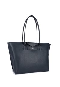 Sac fourre-tout en cuir bleu marine avec une surface texturée, deux longues poignées et une fermeture à rabat simple comportant le nom de la marque en relief.
