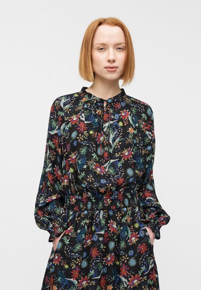 Μαύρο φόρεμα με λουλούδια που διαθέτει πολύχρωμα μοτίβα, μακριά μανίκια, σφηκοειδή μέση και λεπτομέρεια με σχισμή στο ντεκολτέ. Απαλό ύφασμα με διακριτική γυαλάδα.