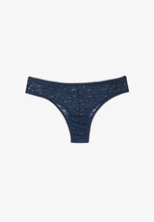 String en dentelle marine avec motifs floraux, bords détaillés avec un empiècement festonné et une texture douce. Design léger et à couverture minimale.