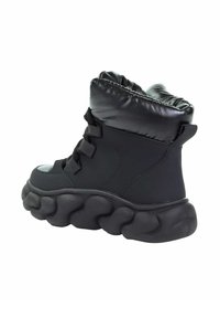 Czarne botki za kostkę z wypchanym, błyszczącym cholewką, teksturowaną gumową podeszwą z zakrzywionymi, chmurkowymi kształtami oraz z przodem na sznurówki.