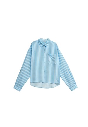 Camisa azul de manga larga con rayas verticales blancas, cierre de botones en la parte delantera, un solo bolsillo en el pecho y cuello, mostrada sobre un fondo blanco.