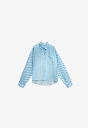 Blaues Hemd mit langen Ärmeln und weißen vertikalen Streifen, Knopfleiste vorne, eine Brusttasche und Kragen, auf weißem Hintergrund dargestellt.