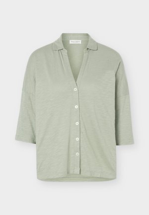 Camicia a maniche corte, vestibilità ampia, con bottoni, verde salvia chiaro, colletto e tessuto leggero e strutturato.
