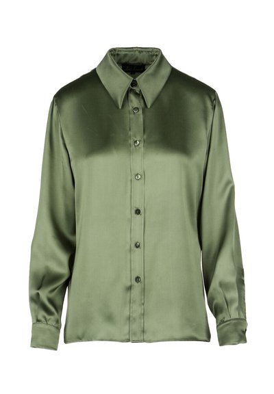 Satin bluzica maslinasto zelene boje s dugim rukavima, klasičnom kragnom i prednjim kopčanjem na dugmadi. Glatka tekstura, lagani dizajn.
