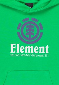 Zelená mikina s výrazným fialovým logom so vzorom stromu, pod ním text "Element" a v menšom písmene "wind.water.fire.earth".