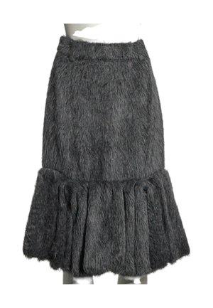 Jupe tricotée gris foncé duveteuse avec un ourlet volanté évasé, cintrée à la taille, présentée sur un mannequin sur fond blanc.