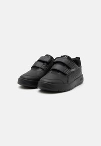 Chaussures de sport noires avec une tige synthétique lisse, dotées de deux sangles Velcro réglables et d'une semelle en caoutchouc texturé. Logo PUMA sur le côté.