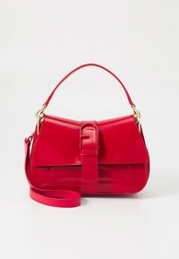 Κόκκινη τσάντα χειρός από δέρμα βινυλίου με δομημένο σχήμα, κλείσιμο με πτερύγιο και λεπτομέρεια με πόρπη. Διαθέτει κοντή λαβή και αφαιρούμενο λουρί ώμου.