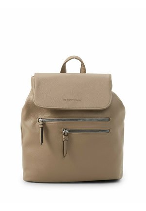 Sac à dos en cuir beige texturé avec rabat supérieur, deux poches avant zippées et une petite poignée de transport en haut.