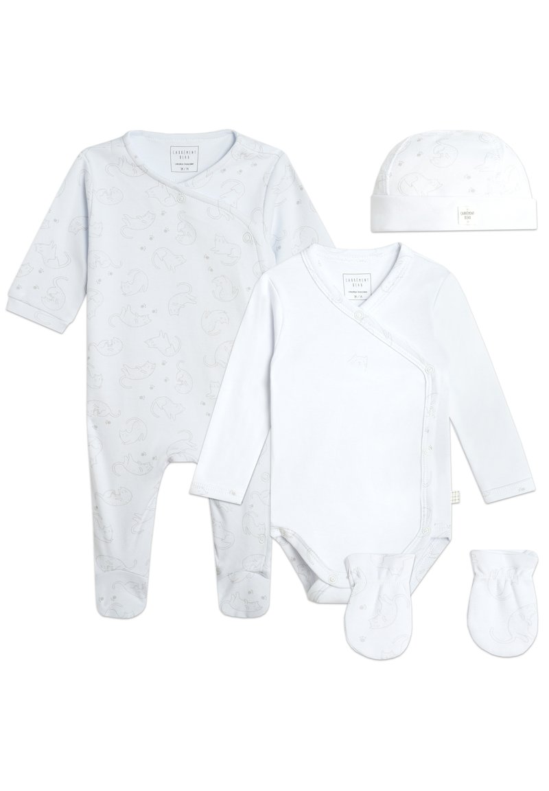 Set di abbigliamento per bambini bianchi composto da una tuta con piedini a maniche lunghe, body, cappello e muffole, tutti decorati con tenui motivi di gatti e impronte di zampe.
