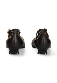 Scarpe in pelle nera con tacco basso e borchie dorate decorative lungo i lati. Design con schiena aperta e chiusura a fascia sul tallone.