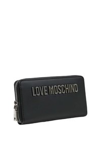 Portafoglio in ecopelle nera con cerniera argentata e logo "LOVE MOSCHINO" impresso. Forma rettangolare con una texture liscia.