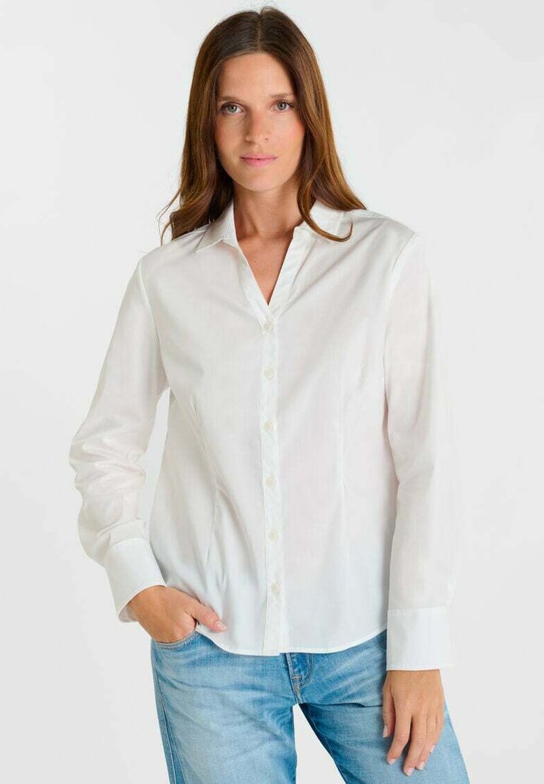 Witte blouse met lange mouwen van lichtgewicht stof, met een puntige kraag, knopen aan de voorkant en geribde manchetten, gecombineerd met lichtblauwe spijkerbroek.