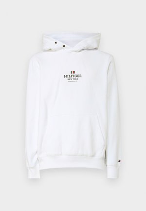 Bílá mikina s kapucí, klokaní kapsou a potiskem textu a loga "Hilfiger New York" uprostřed na hrudi.