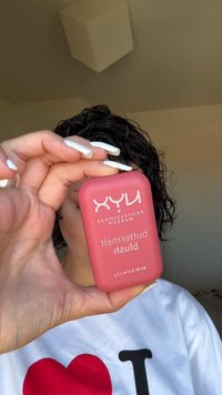 Blush NYX dans un compact en plastique rose doux avec un étiquetage clair. Bords arrondis, finition mate et une légère brillance, mesurant 11,5 x 6,5 cm.