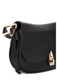 Borsa a tracolla in pelle nera con superficie testurizzata, forma curva, hardware dorato e dettaglio a fibbia sul davanti. Incluso cinturino regolabile.