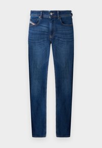 Jeans de mezclilla azul oscuro con corte recto, diseño de cinco bolsillos, detalles de costura visibles y cierre de botón metálico.
