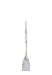 Bolso blanco con forma triangular estructurada, acabado texturizado, asa de cadena en tono dorado y tachuelas doradas decorativas a lo largo de un lado.