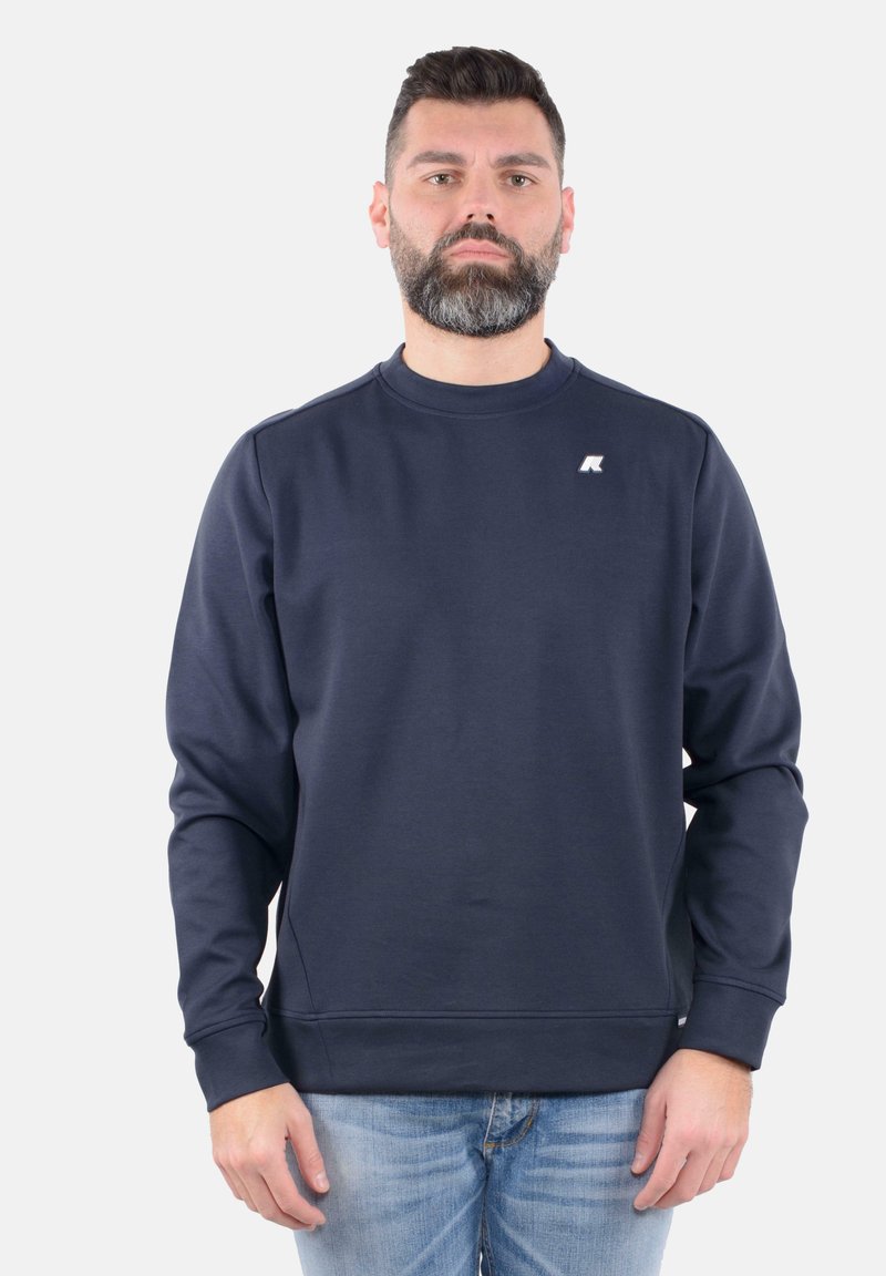 Felpa blu navy, colletto rotondo, maniche lunghe, texture morbida, polsini e orlo a costine, presenta un piccolo logo bianco sul lato sinistro del petto.