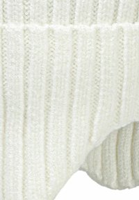 Hvid strikket sweater med ribbet tekstur. Har lodrette striber og et blødt, fluffy udseende. Enkel design med rund halsudskæring.