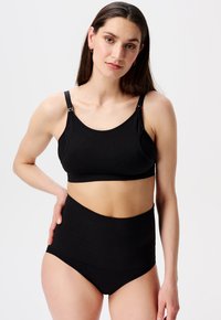 Sort bomulds sports-bh med justerbare stropper og højtaljede sorte trusser. Glat tekstur og sømløst design for komfort.