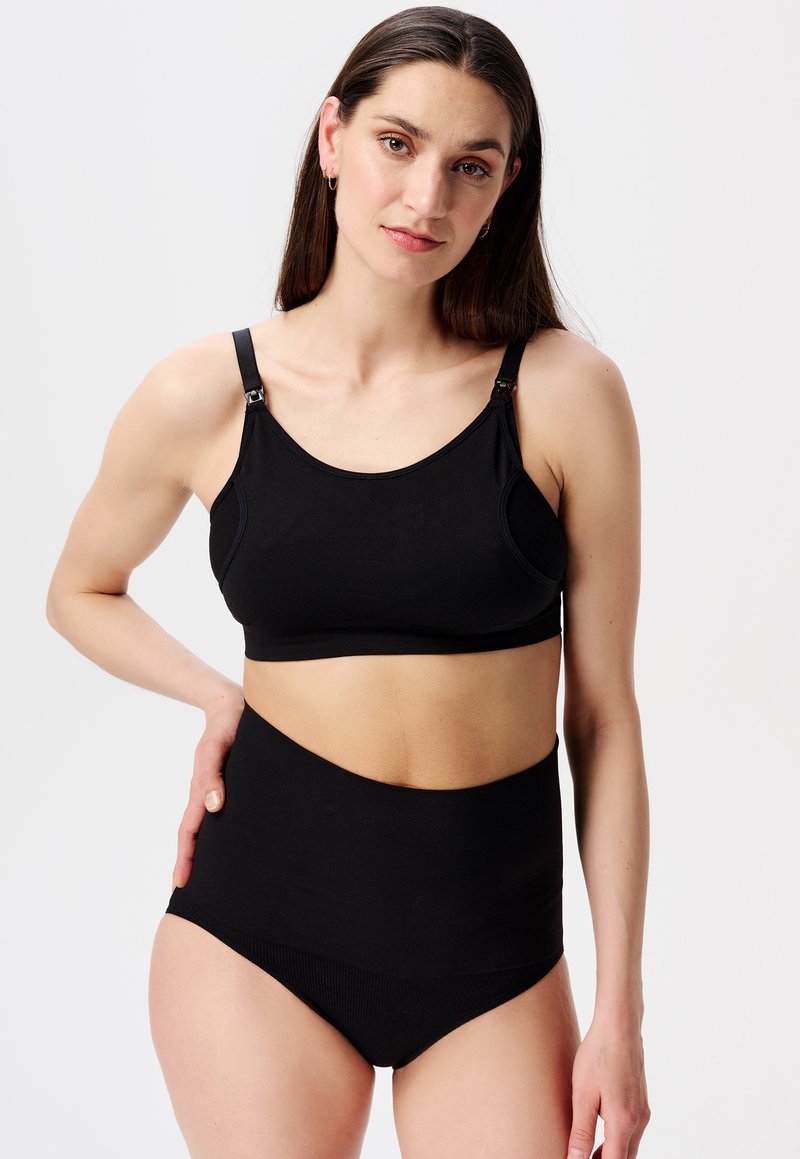 Sort bomulds sports-bh med justerbare stropper og højtaljede sorte trusser. Glat tekstur og sømløst design for komfort.