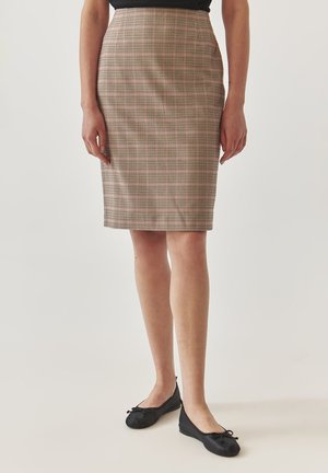 Jupe crayon ajustée, arrivée au genou, dans un audacieux motif pied-de-poule avec des nuances de rose et de beige. Tissu lisse avec un léger éclat.