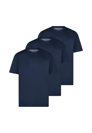 Drie effen donkerblauwe T-shirts met korte mouwen en ronde hals, naast elkaar gelegd en iets overlappend op een witte achtergrond.