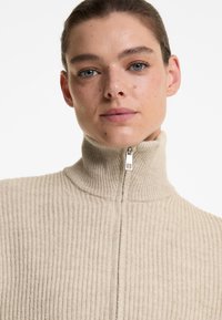 OYSHO CROPPED  HIGH COLLAR  - Kofta - stone