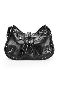 Bolso de cuero negro con un frente arrugado, detalles decorativos de tachuelas, cierre de hebilla grande y correa ajustable. Presenta un bolsillo con cremallera en la parte superior.