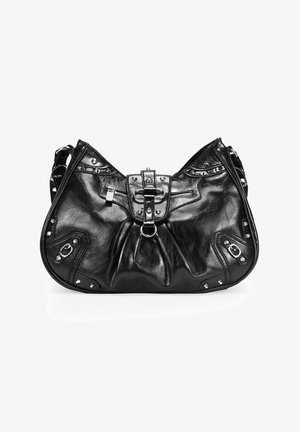 Bolso de cuero negro con un frente arrugado, detalles decorativos de tachuelas, cierre de hebilla grande y correa ajustable. Presenta un bolsillo con cremallera en la parte superior.