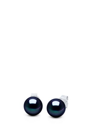 Paire de boucles d'oreilles clous en perles noires rondes avec tiges en argent et fermoirs papillon sur fond blanc.