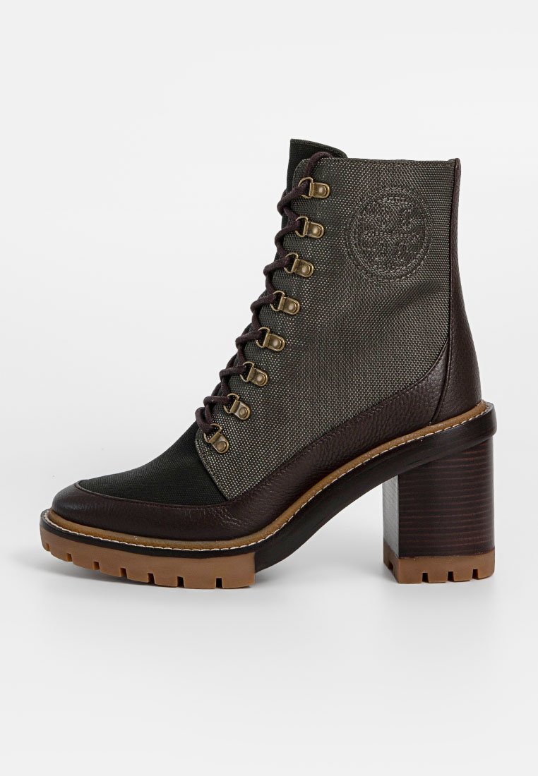 Brązowe i ciemnozielone sznurowane botki za kostkę z teksturowanym wierzchem, okrągłym noskiem i masywnym obcasem. Posiadają metalowe oczka i detale z logo.