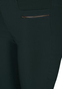 Tamsiai žaliai kelnės su šoniniu užtrauktuku ir auksiniu aparatūru, lygia tekstūra ir pritaikyta forma, sukurta elegantiškam įvaizdžiui.