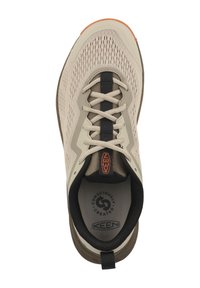 Beżowe buty sportowe z siateczkową cholewką, czarnymi sznurówkami i pomarańczowym akcentem. Posiadają amortyzującą podeszwę oraz strukturalne wykończenie wewnętrznego wyściółki.