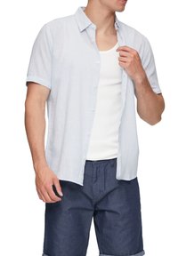 QS KURZARM KENTKRAGEN - Overhemd - himmelblau