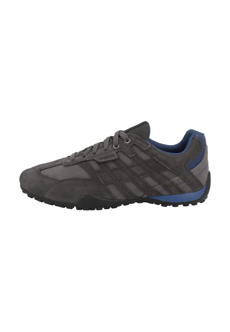 Graue Wildleder-Sneaker mit Netzakzenten, ausgestattet mit einer schwarzen Gummisohle und blauen Highlights an der Ferse und im inneren Futter.