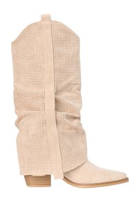 Beige suède laars tot halverwege de kuit met geperforeerd ontwerp, slappe schacht, puntige neus en lage houten blokhak.