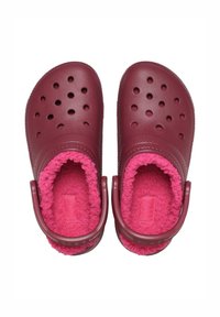 Bordeauxfarbene Clogs mit rosa, kuscheligem Innenfutter, ausgestattet mit Belüftungslöchern und Rückriemen zur Unterstützung. Glatte Außenseite, gepolsterter und warmer Innenraum.
