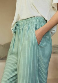 Next Set lenjerie de noapte - sage green