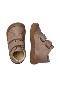 Hnědé kožené boty se dvěma suchými zipy, zaoblenou špičkou, gumovou podrážkou a béžovou podšívkou. Hladký povrch, minimální švy.