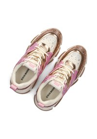 Chunky Sneaker mit pinken, metallisch goldenen und beigen Paneelen, glitzernden Strassdetails, weißen Schnürsenkeln und "Steve Madden"-Branding innen.