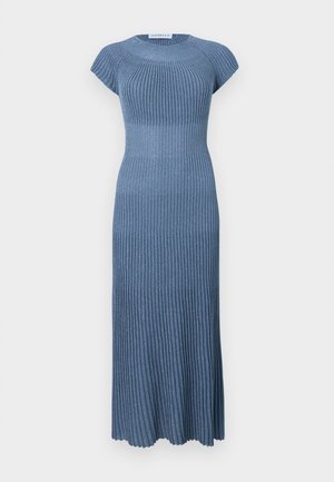 Kootud soonikkoes maxi kleit hele sinises toonis. Omadusteks on mürgikuldsed varrukad ja keha järgiv ülakeha, laiendatud äärestikuga. Pehme tekstuur.