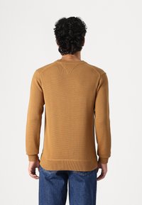 Tommy Hilfiger CHUNKY C NECK - Jumper - country brown