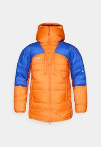 Chaquetón acolchado con paneles naranjas y azules, que presenta un alto cuello, patrón de cuadrícula y cierre frontal con cremallera. Logotipo destacado de la marca en el pecho.